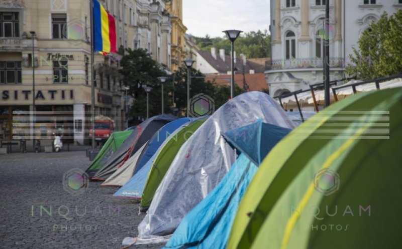 Polițiștii locali îi intimidează pe protestatarii din centrul Clujului cu amenzi ridicole. 1.000 de lei pentru un cablu întins pe jos