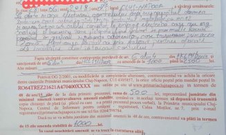 Polițiștii locali îi intimidează pe protestarii din centrul Clujului cu amenzi ridicole. 1.000 de lei pentru un cablu întins pe jos