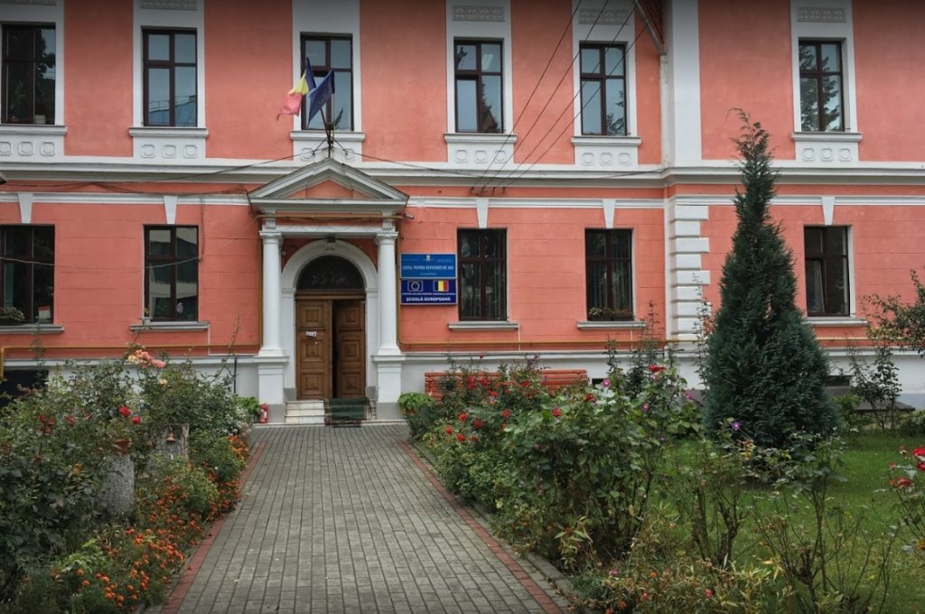 Îngrijitoarea din Cluj care a amenințat cu moartea o elevă a fost concediată