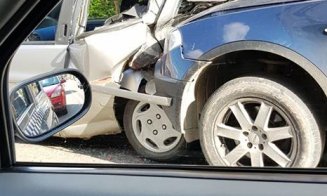 Accident stupid pe Avram Iancu. Un șofer a spulberat o mașină pe o stradă pustie