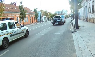 Accident stupid pe Avram Iancu. Un șofer a spulberat o mașină pe o stradă pustie
