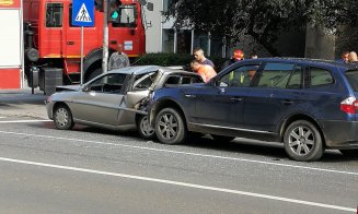 Accident stupid pe Avram Iancu. Un șofer a spulberat o mașină pe o stradă pustie