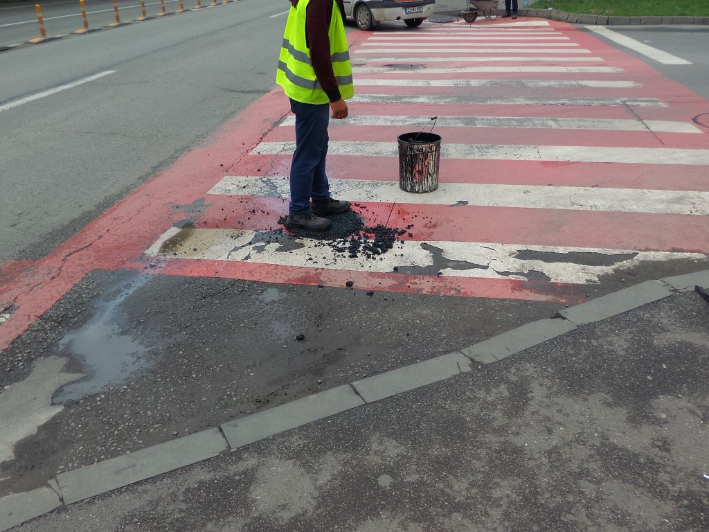 Cum se fac asfaltările în "Smart City" Cluj-Napoca: torni asfalt în groapă și îl îndeși cu picioarele