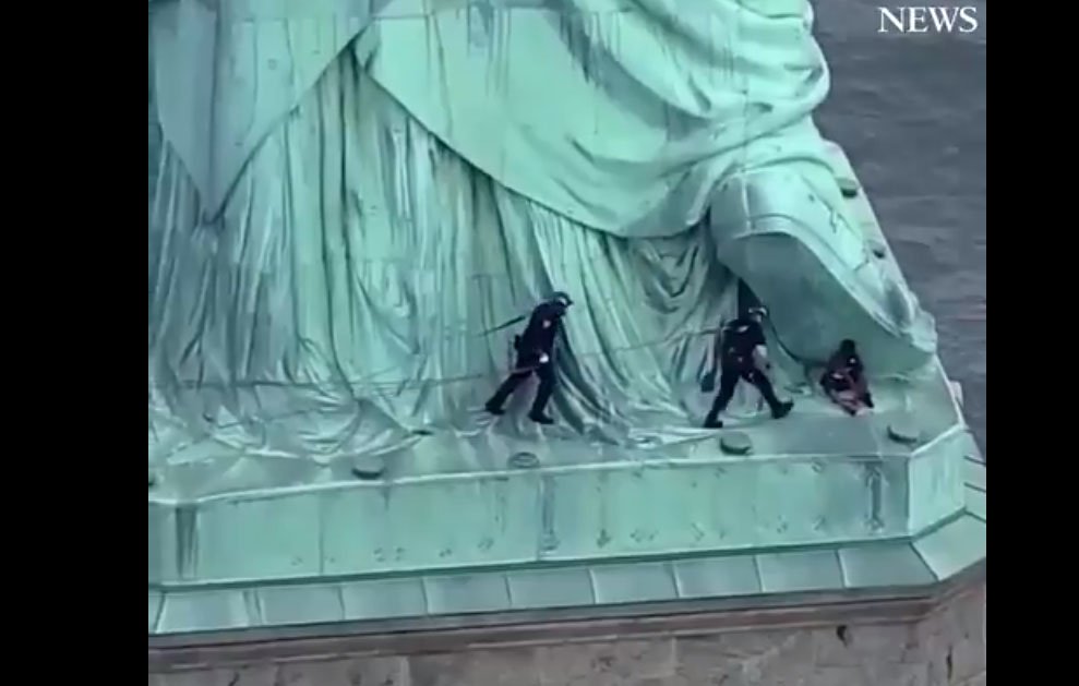 Protest extrem la New York: A escaladat Statuia Libertăţii