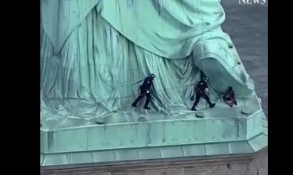 Protest extrem la New York: A escaladat Statuia Libertăţii