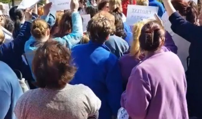 Protest spontan la un spital din Cluj. Zeci de angajați au ieșit în curtea instituției