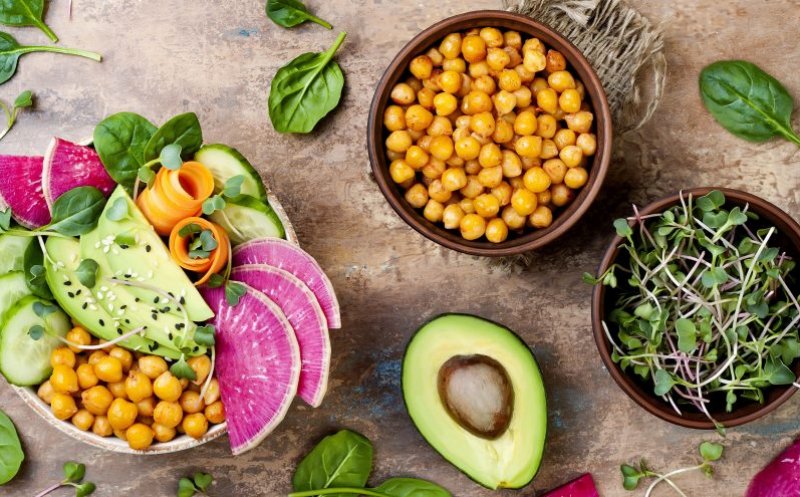 Dr. Quinn: Vegan pentru o lună – la ce trebuie să te aștepți dacă faci un astfel de experiment?