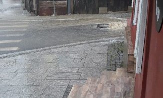 Abia a început ploaia şi  mai multe străzi din Cluj sunt deja inundate