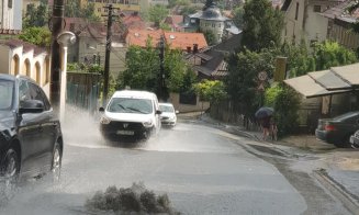 Abia a început ploaia şi  mai multe străzi din Cluj sunt deja inundate