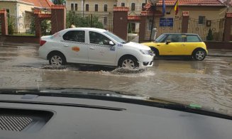 Abia a început ploaia şi  mai multe străzi din Cluj sunt deja inundate