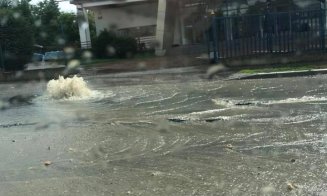 Abia a început ploaia şi  mai multe străzi din Cluj sunt deja inundate
