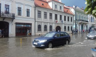 Abia a început ploaia şi  mai multe străzi din Cluj sunt deja inundate