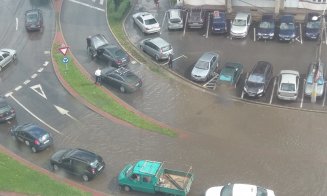 Abia a început ploaia şi  mai multe străzi din Cluj sunt deja inundate