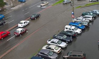 Abia a început ploaia şi  mai multe străzi din Cluj sunt deja inundate