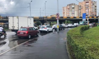 Abia a început ploaia şi  mai multe străzi din Cluj sunt deja inundate