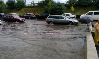 Abia a început ploaia şi  mai multe străzi din Cluj sunt deja inundate
