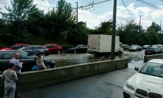 Abia a început ploaia şi  mai multe străzi din Cluj sunt deja inundate
