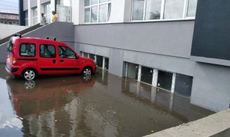 Abia a început ploaia şi  mai multe străzi din Cluj sunt deja inundate