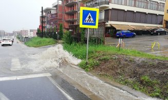 Abia a început ploaia şi  mai multe străzi din Cluj sunt deja inundate