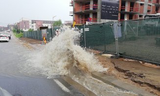 Abia a început ploaia şi  mai multe străzi din Cluj sunt deja inundate