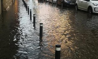 Abia a început ploaia şi  mai multe străzi din Cluj sunt deja inundate