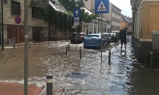 Abia a început ploaia şi  mai multe străzi din Cluj sunt deja inundate