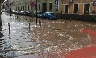 Abia a început ploaia şi  mai multe străzi din Cluj sunt deja inundate