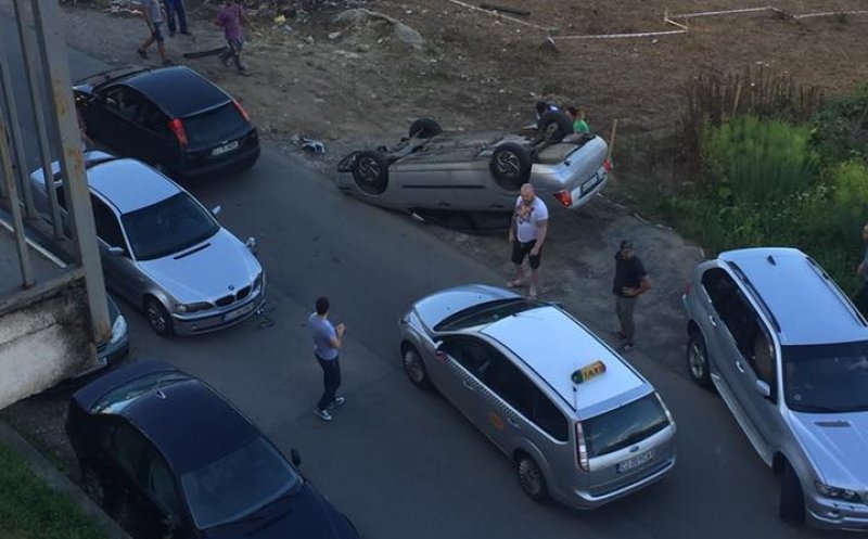 S-a răsturnat cu maşina pe o stradă din Cluj. Ar fi fost "ocupată" cu telefonul