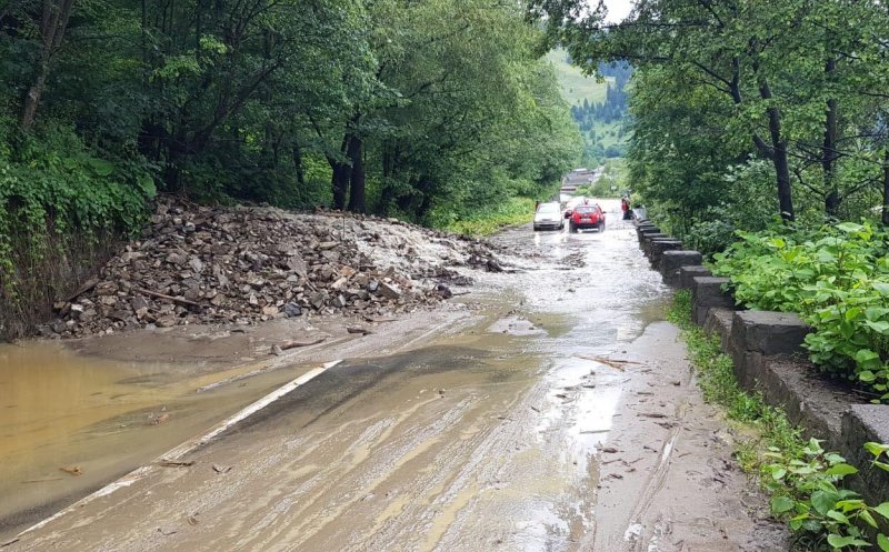 Ploaia a făcut prăpăd la Cluj: Circulație întreruptă pe un drum blocat de aluviuni