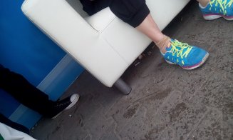 Stația cu canapea face furori la Cluj: Aștepți autobuzul în living
