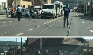 Accident pe o arteră circulată din Cluj. O "broscuţă" a fost proiectată într-un stâlp