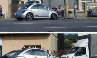 Accident pe o arteră circulată din Cluj. O "broscuţă" a fost proiectată într-un stâlp