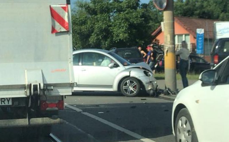 Accident pe o arteră circulată din Cluj. O "broscuţă" a fost proiectată într-un stâlp