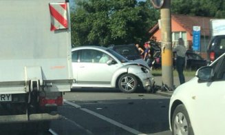 Accident pe o arteră circulată din Cluj. O "broscuţă" a fost proiectată într-un stâlp