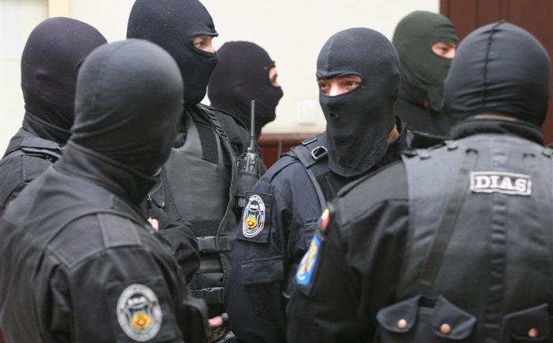 Bătaie în faţa unei săli de jocuri de noroc din Zorilor. Patru bărbaţi au fost reţinuţi