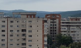 Incident teribil la Cluj: Un tânăr s-a prăbușit în gol de pe un bloc din Mănăștur FOTO