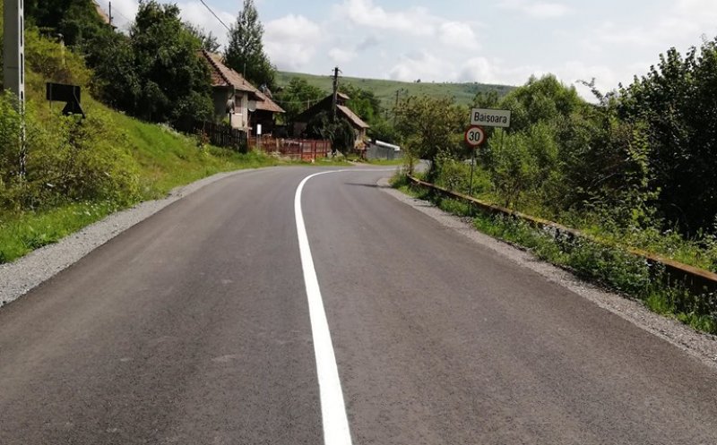 Marcaje rutiere pe drumul spre staţiunea Muntele Băişorii