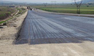 Asfalt pe un nou tronson al Autostrăzii Transilvania, în toamnă. Nu va fi însă deschisă traficului