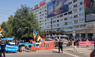 Românii din Diaspora au ajuns la Cluj-Napoca. Au fost aşteptaţi cu bannere şi scandări anti PSD