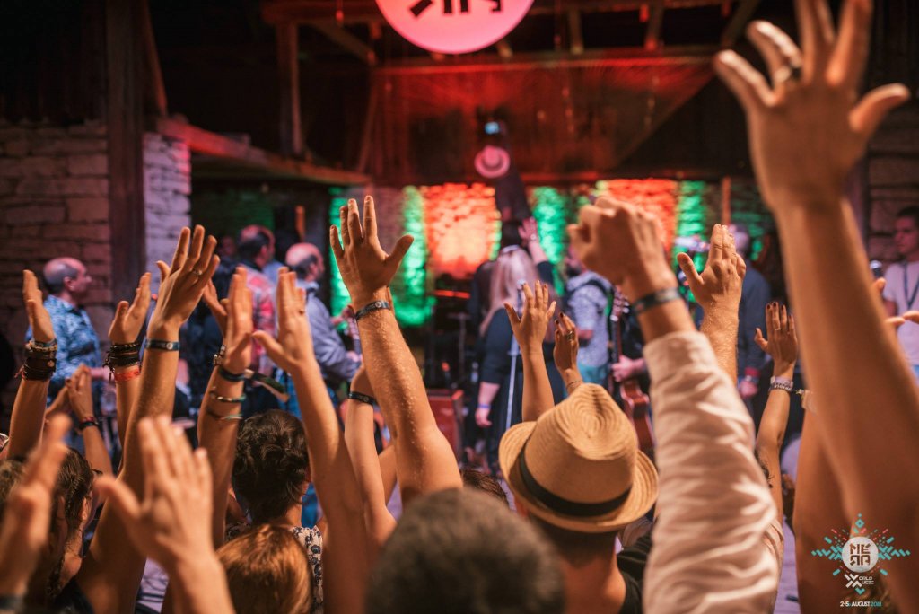 Musafiri din 20 de ţări la festivalul din şură de lângă Cluj. Se pregăteşte ediţia din 2019