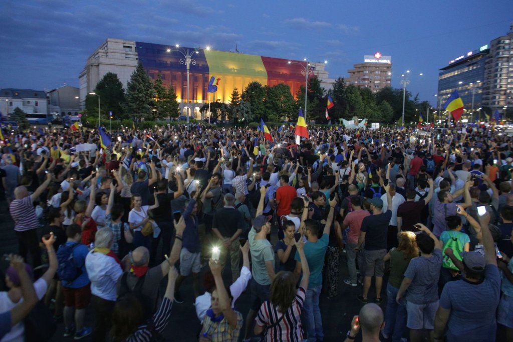 "Nu cedăm!" | Trafic restricţionat în zona Piaţa Victoriei. Protestatarii revin în faţa Guvernului