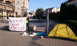 De veghe în... stradă! Protestatarii care au montat cortul în faţa Prefecturii Cluj au fost invitaţi la dialog