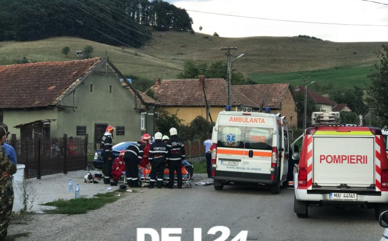 Accident cu victime la Cluj | Maşină răsturnată după ce s-a izbit de gardul unei biserici. Martor: "Toţi au băut"