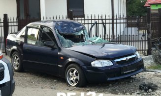 Accident cu victime la Cluj. Maşină răsturnată după ce s-a izbit de gardul unei biserici. Martor: Toţi au băut