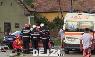 Accident cu victime la Cluj. Maşină răsturnată după ce s-a izbit de gardul unei biserici. Martor: Toţi au băut