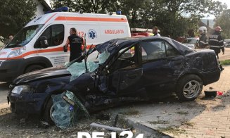 Accident cu victime la Cluj | Maşină răsturnată după ce s-a izbit de gardul unei biserici. Martor: "Toţi au băut"