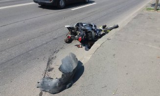 Incident rutier la Cluj: motoscuter făcut praf şi o maşină avariată. Tânărul care îl conducea s-a ales cu dosar penal