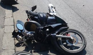 Cluj: Motoscuter făcut praf şi o maşină avariată. Tânărul care îl conducea s-a ales cu dosar penal