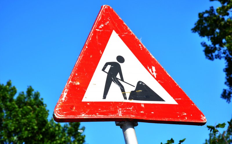 Atenție, șoferi! Doar două benzi din patru rămân circulabile pe un pod cu trafic intens