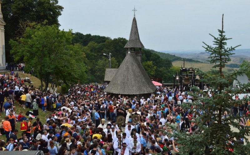 Călugării de la Mănăstirea Nicula vor pregăti, pentru 15 august, 15.000 de porţii de sarmale şi cozonaci